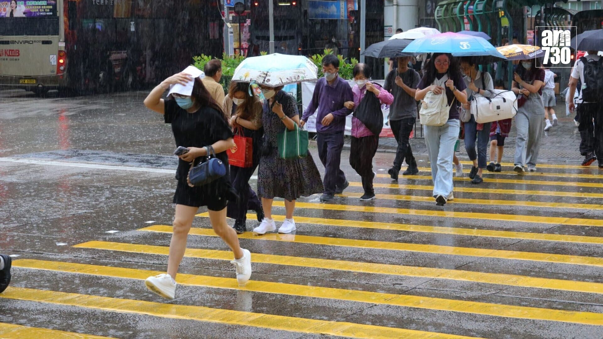 天文台發出黃色暴雨警告訊號。(鍾式明攝)