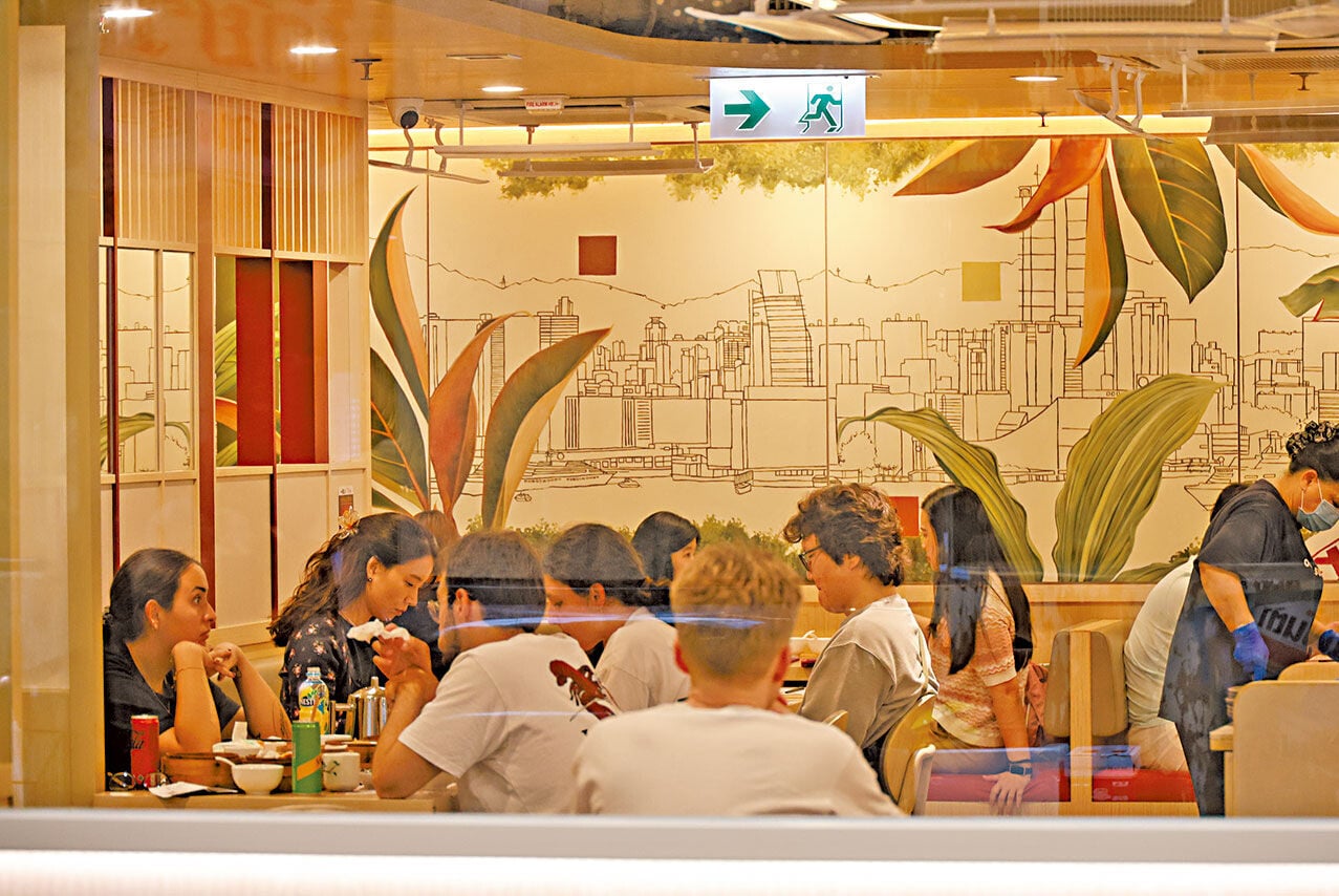 勞工處公布補充勞工優化計劃新規定,餐飲業由明日起須遵守三比一本地全職與輸入勞工的比例,作出申請。(資料圖片)