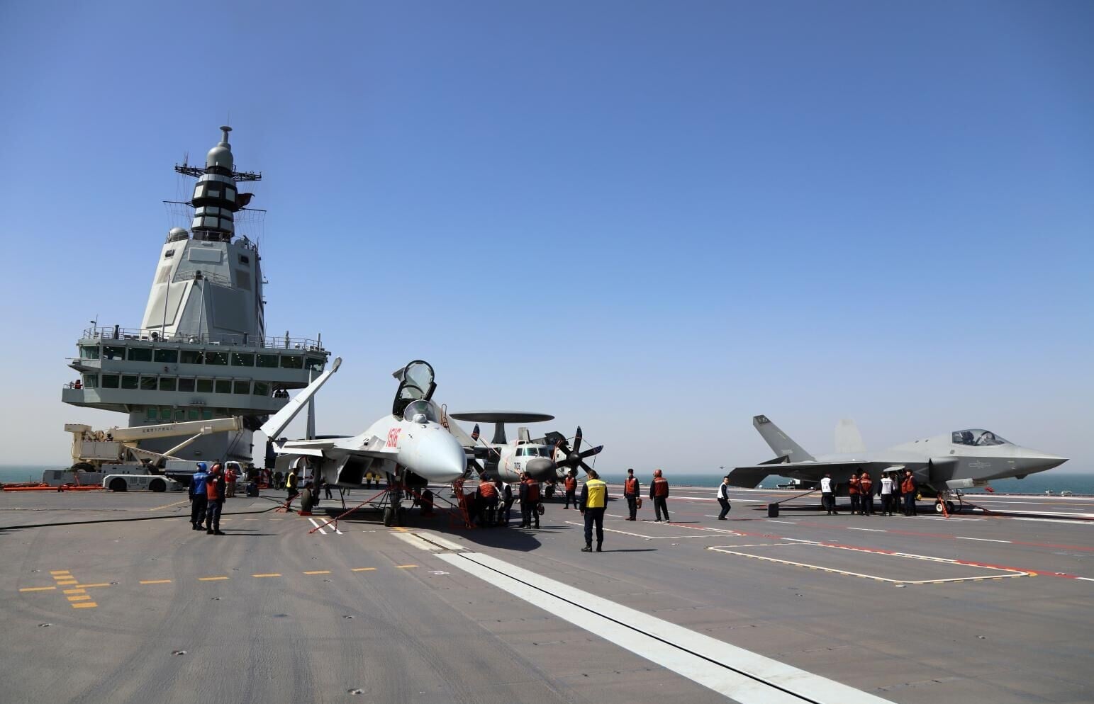 殲-15T、殲-35和空警-600三型艦載機列陣福建艦飛行甲板。(資料照/新華社)