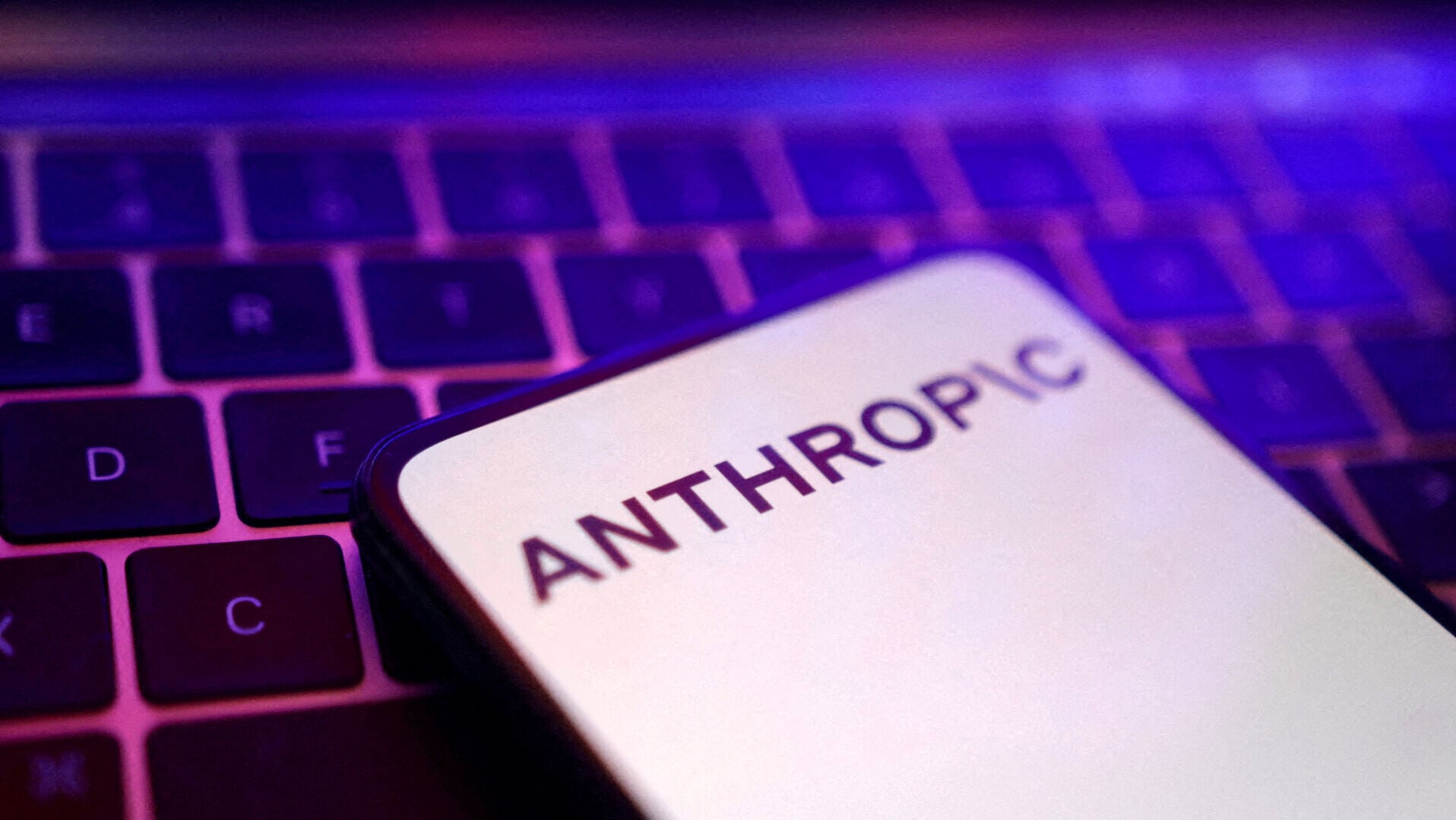 Anthropic指控阿里巴巴「非法竊取」其AI模型Claude。(資料圖片/路透社)