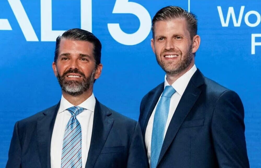 (左起)特朗普的長子唐納德(Donald Trump Jr.)及次子埃里克(Eric Trump)。(X)