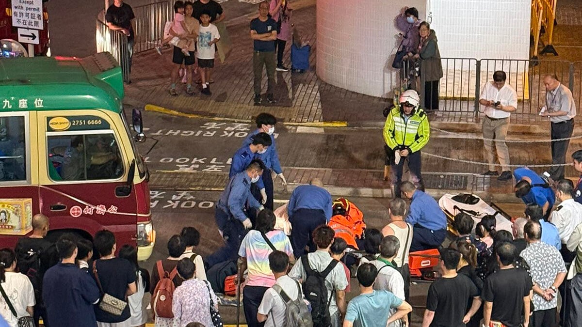 石排灣一名女途人被專綫小巴撞倒。(網民Edwin Leung@FB群組「石排灣街坊吹水會」)