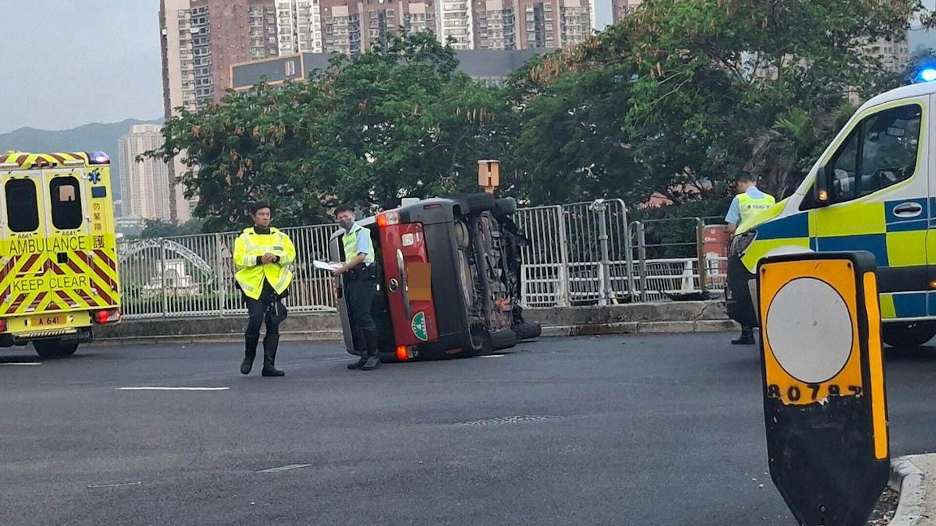 的士翻側在路中心。(FB「車cam L（香港群組）」)