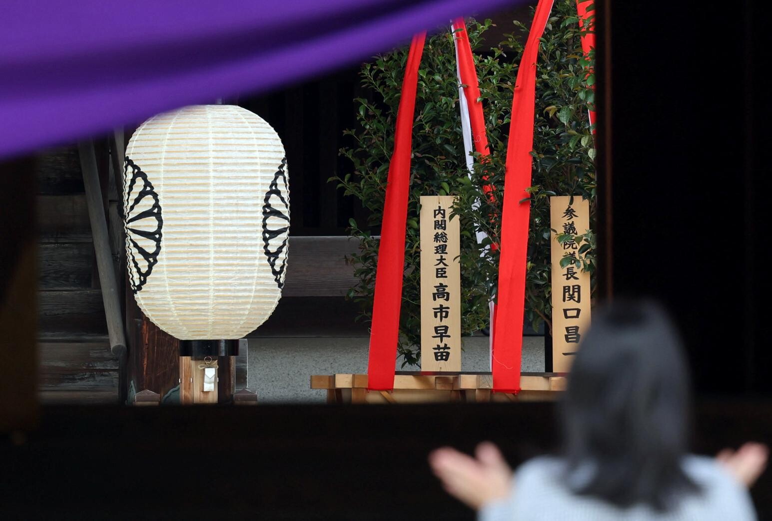 靖國神社春祭,日相高市早苗供奉「真榊」祭品。(圖/路透社)