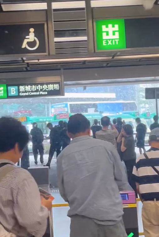 網上熱話|沙田驚現「港式落雪」 網友:鼻敏感地獄到了!(@threads kayla_ang)