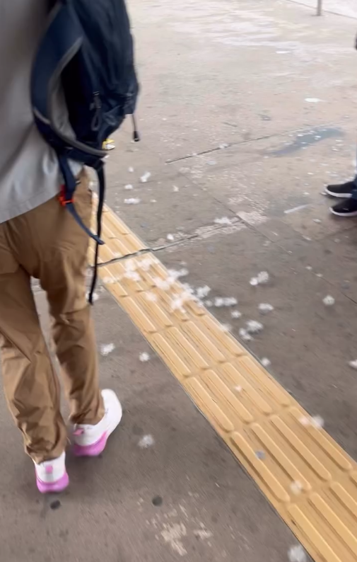 網上熱話|沙田驚現「港式落雪」 網友:鼻敏感地獄到了!(@threads kayla_ang)