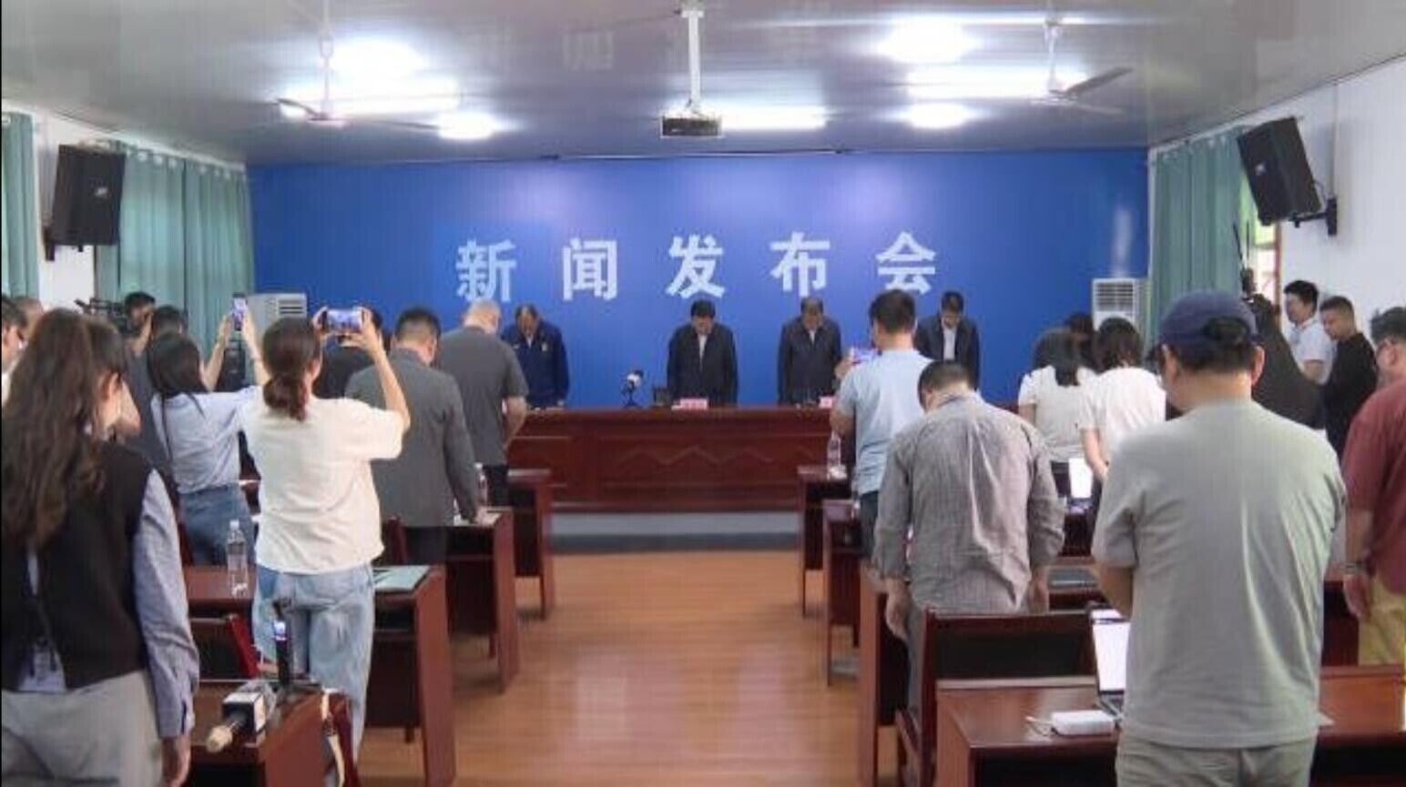 湖南煙花廠爆炸記者會前,全體起立默哀。(央視新聞)