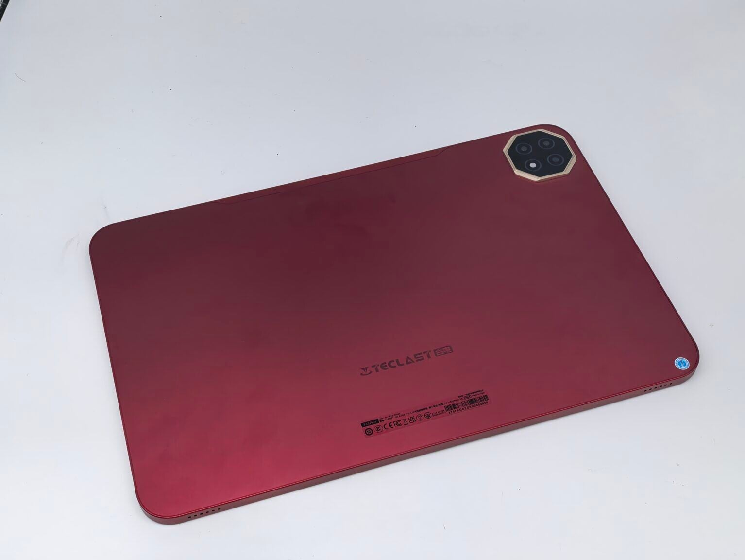Teclast T65 Plus 4G平板電腦 | 採用金屬機身設計,結合八邊形裝飾與俐落邊框,外觀走簡約路線