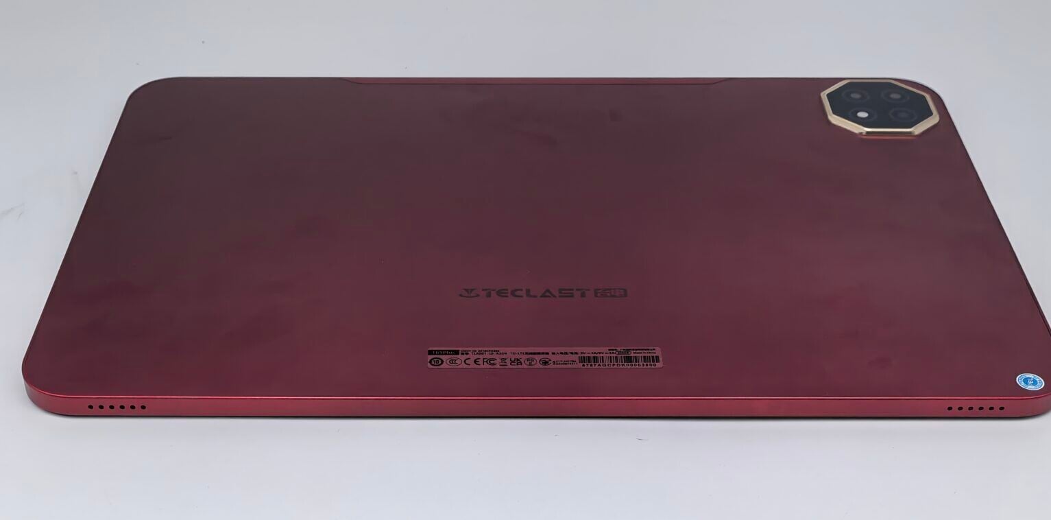 Teclast T65 Plus 4G平板電腦 | 金屬材質不僅提供較佳手感,同時也增強機身結構強度