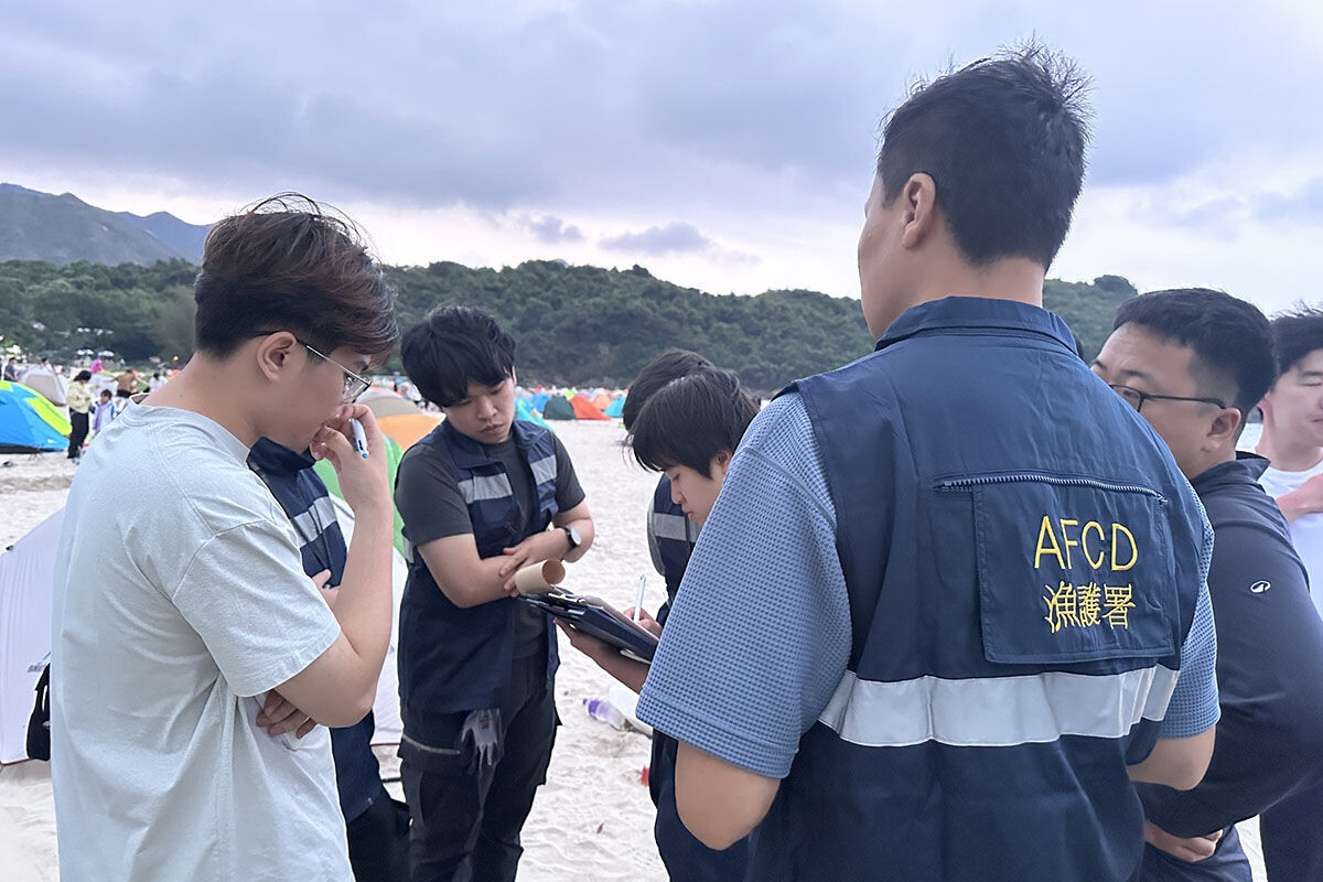 漁護署人員對違規人士執法。(漁護署FB)