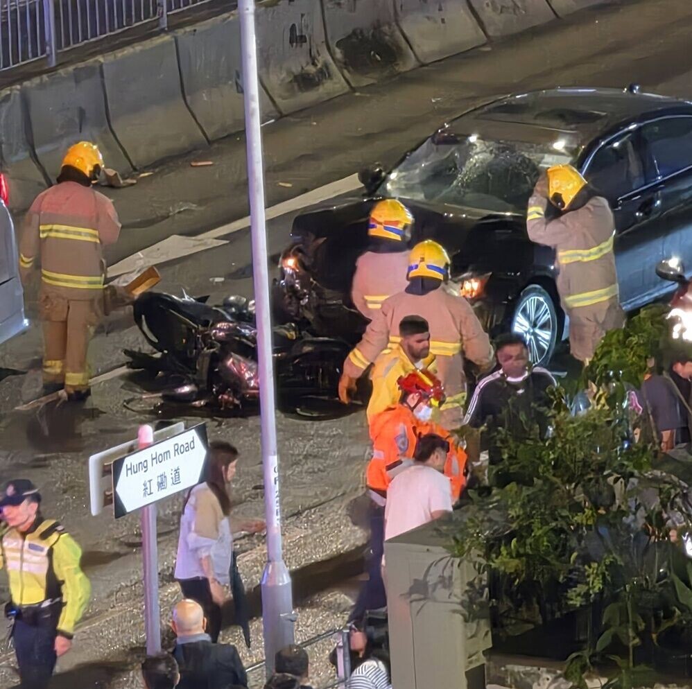 救護員到場,將頭部受傷半昏迷的31歲非華裔鐵騎士,送往伊利沙伯醫院接受治理。(FB/黃埔人•紅磡人•土瓜灣人)