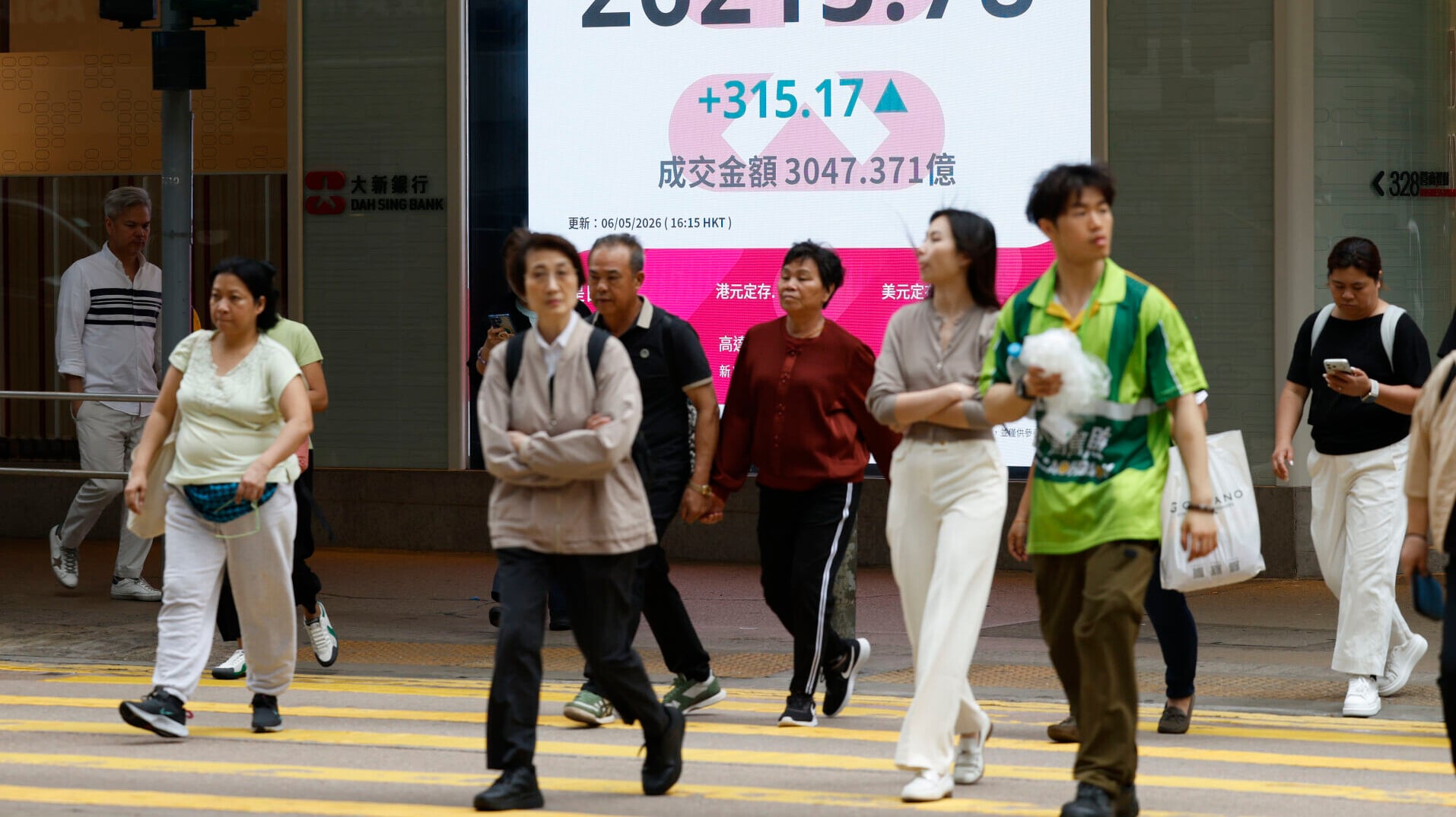 恒指升315點，收報26,213點，以全日最高位收市。(中通社)