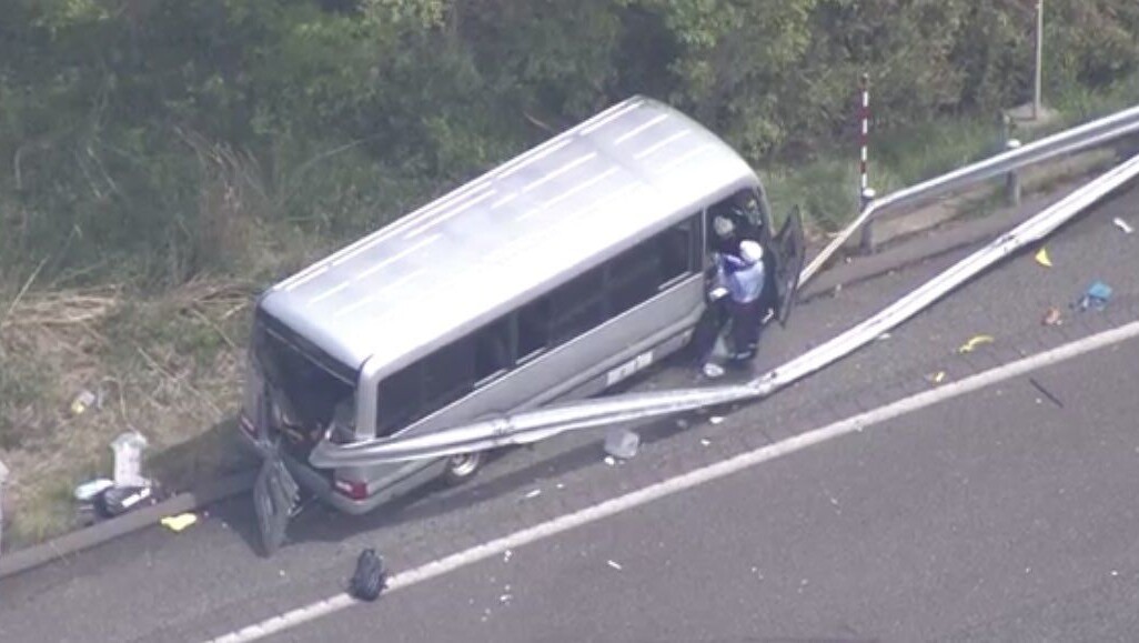 福島連環車禍　小巴撞欄釀1學生亡26傷