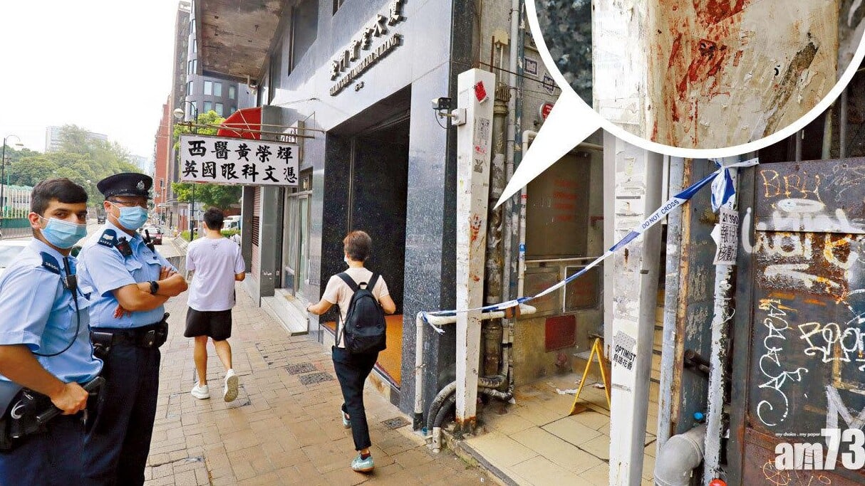 案件發生於2020年10月6日，尖沙咀柯士甸道一間酒吧疑有兩批黑幫成員打鬥，一名36歲男酒吧職員頭部被「爆樽」受傷昏迷，及後不治。圖為警員封鎖酒吧一帶調查，附近一條石柱遺下一個清晰的血掌印。(林俊源攝/資料圖片)