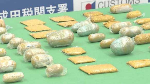 大部分案件涉及走私金粉,包括把金粉用保鮮膜或避孕套包裝再藏於體內。(互聯網)