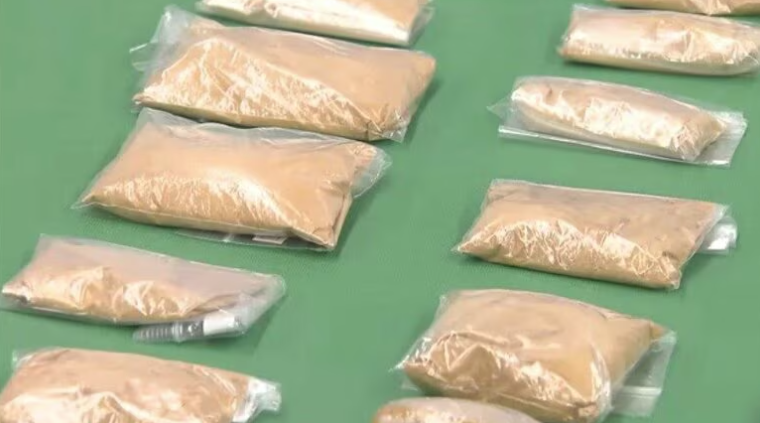 大部分案件涉及走私金粉,包括把金粉用保鮮膜或避孕套包裝再藏於體內。(互聯網)