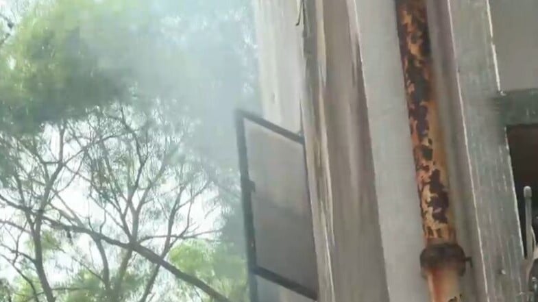 尖沙咀商廈單位失火觸動火警鐘，疑加濕器過熱肇禍。(有線新聞截圖)