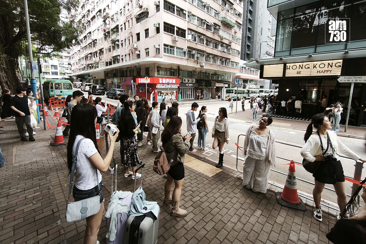 堅尼地城「石牆樹」外的行人路,是深受內地旅客聚集拍攝海景「打卡」的位置。(資料圖片/中通社)