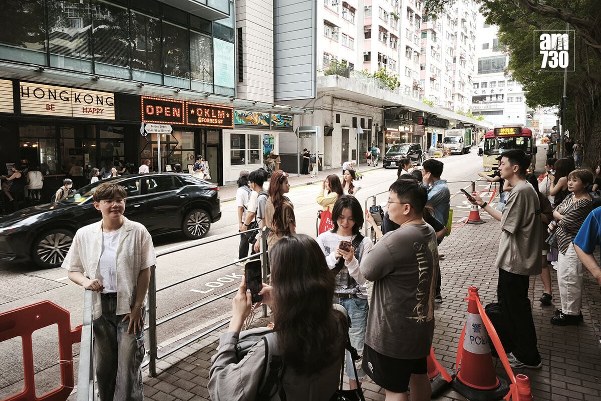堅尼地城「石牆樹」外的行人路,是深受內地旅客聚集拍攝海景「打卡」的位置。(資料圖片/中通社)