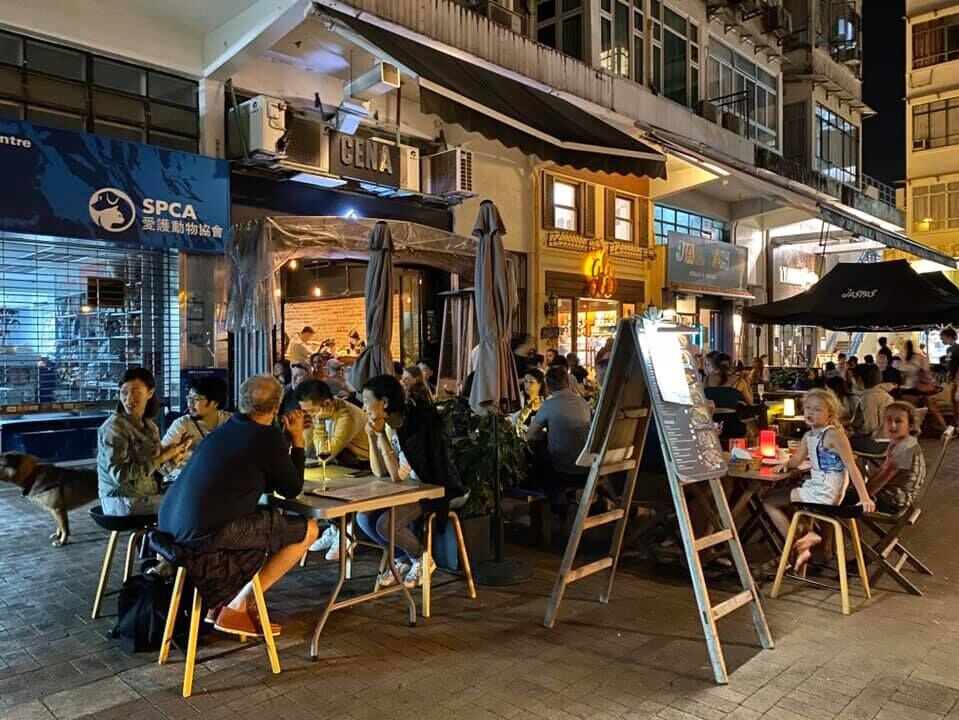 位於西貢市中心沙咀街的酒吧餐廳CENA公布,因敵不過經濟危機,無法抵擋環境變遷及業主的壓力,無奈於6月1日光榮結業(CENA社交平台)