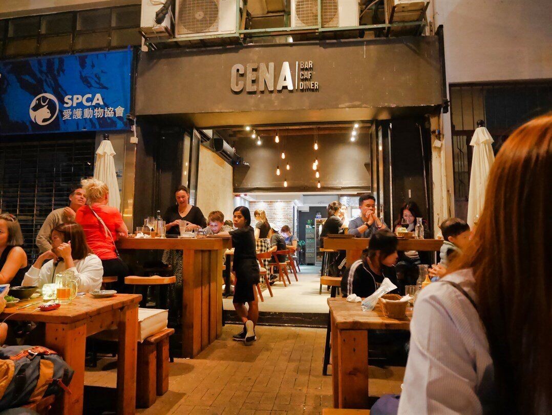 位於西貢市中心沙咀街的酒吧餐廳CENA公布,因敵不過經濟危機,無法抵擋環境變遷及業主的壓力,無奈於6月1日光榮結業(CENA社交平台)