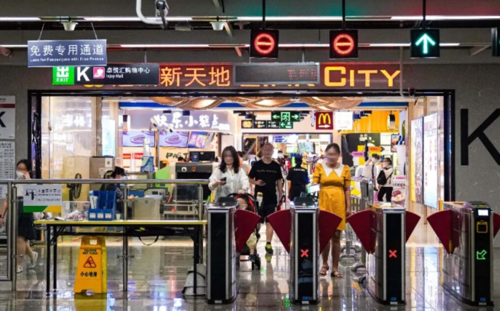 近日有網民發現,深圳地鐵加強查證,不再接受「樂悠咭」作年齡證明,必須出示「港澳居民來往內地通行證」(回鄉卡)方可免費入閘,事件引起熱議。(網上圖片)