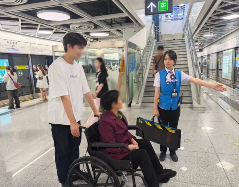 近日有網民發現,深圳地鐵加強查證,不再接受「樂悠咭」作年齡證明,必須出示「港澳居民來往內地通行證」(回鄉卡)方可免費入閘,事件引起熱議。(網上圖片)