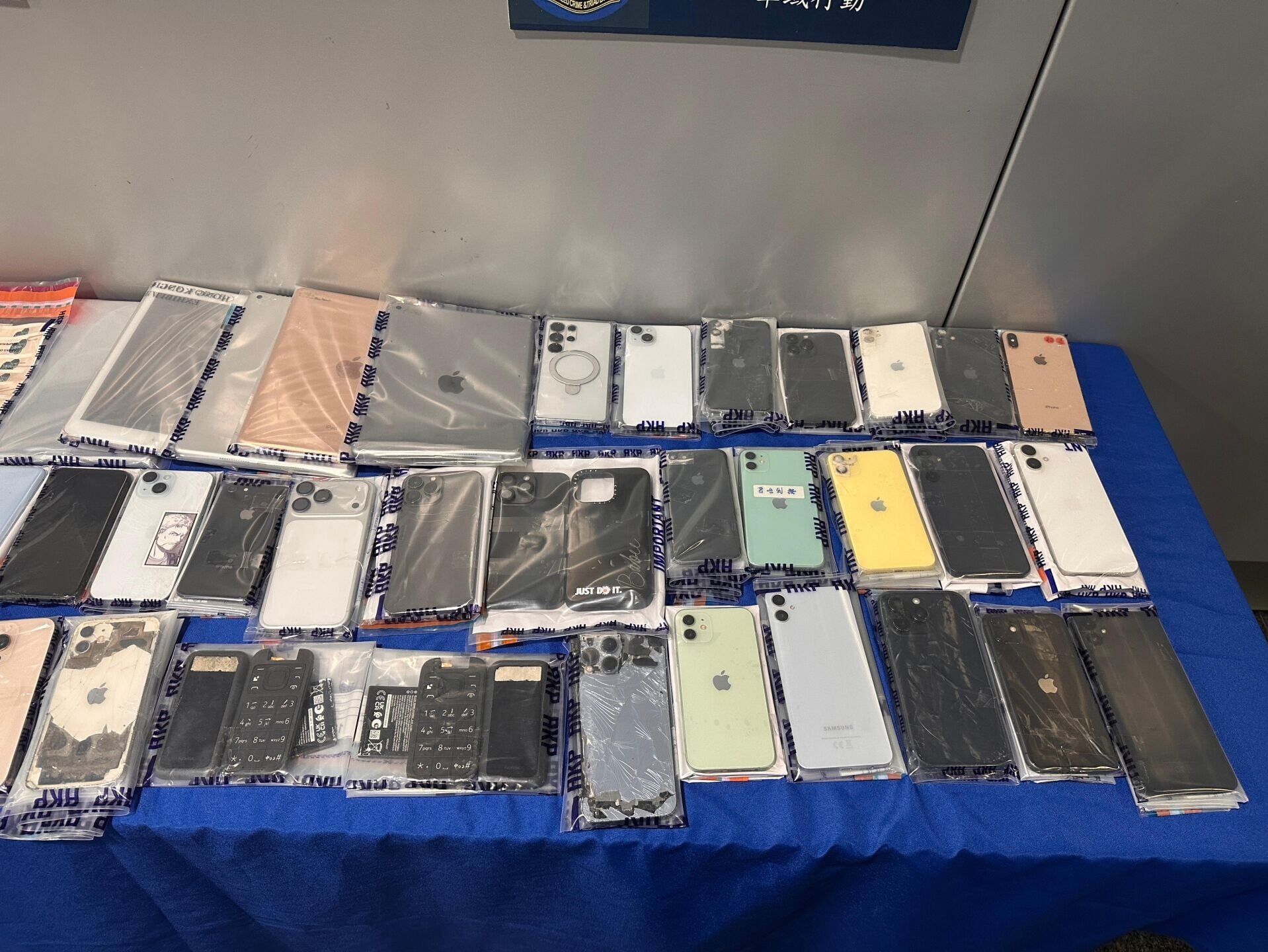黑幫電騙集團扮財仔追數,警拘13男女揭電腦藏至少2000人資料。