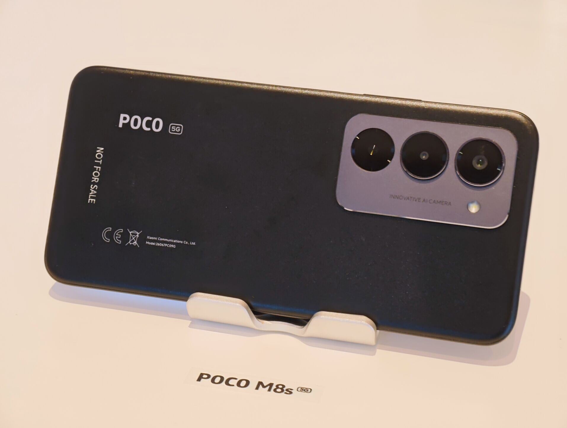 小米POCO M8s 5G有黑及白配色,後置5000萬像素主鏡頭。