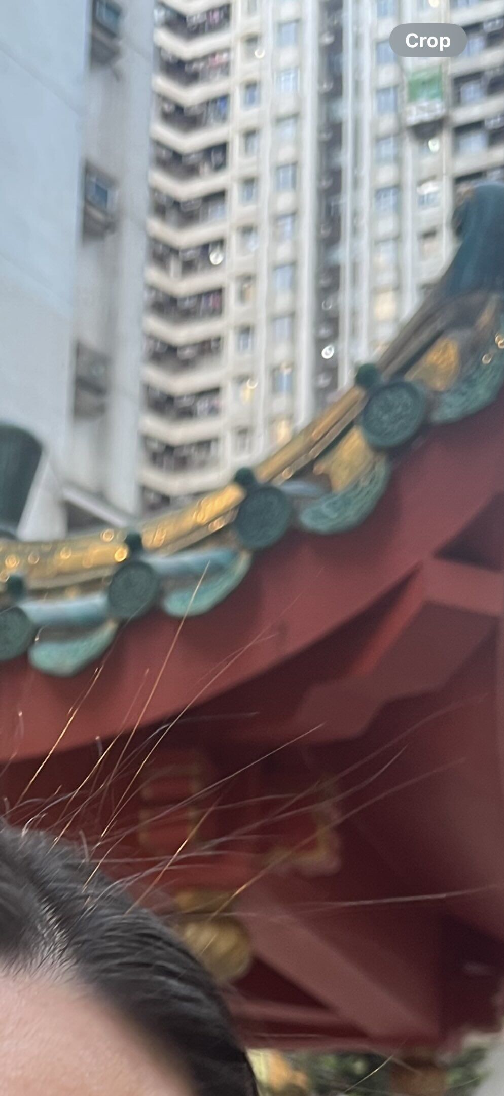 有路人途經香港仔中心廣場附近時突然頭髮豎起。(Threads)