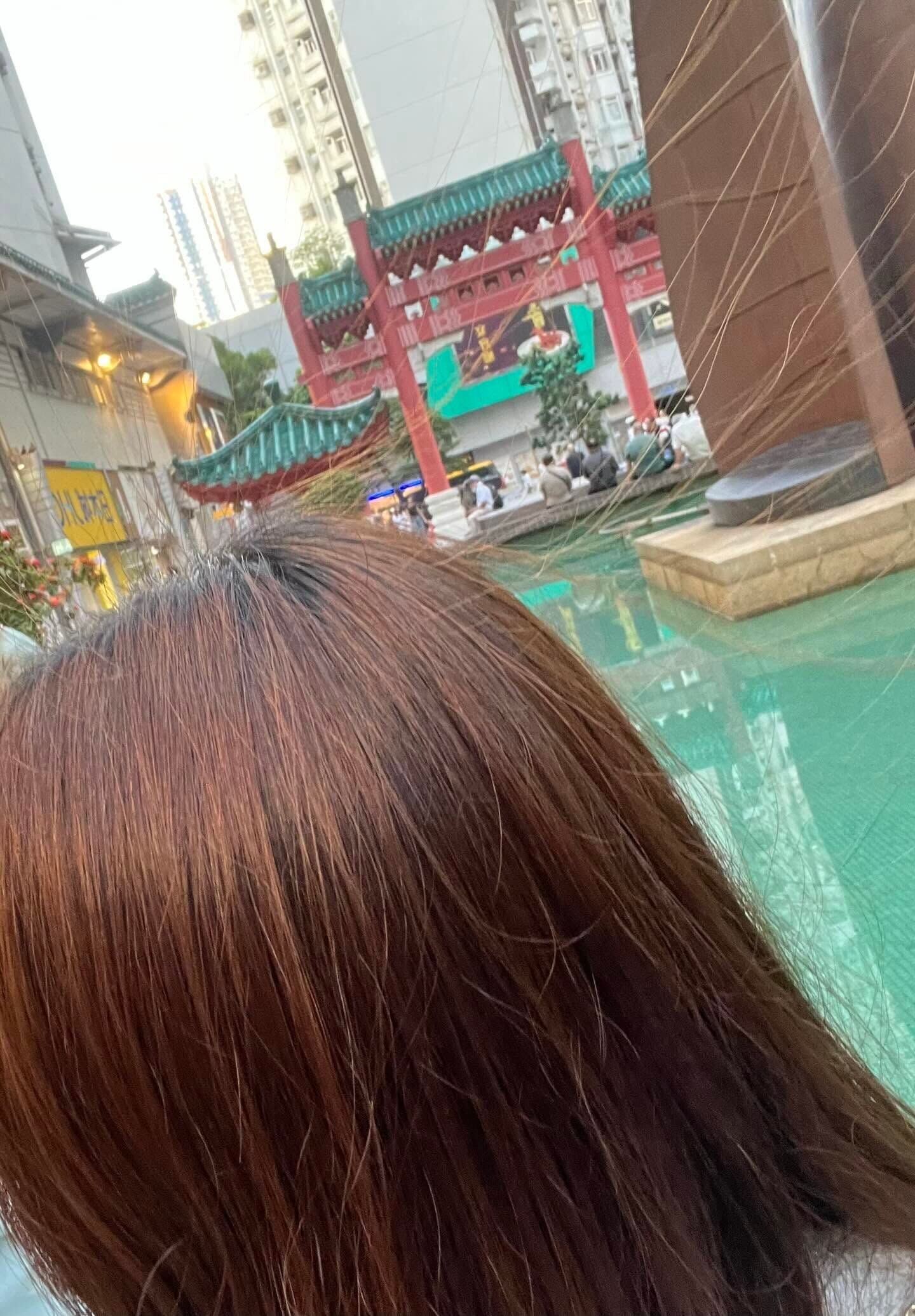 有路人途經香港仔中心廣場附近時突然頭髮豎起。(Threads)