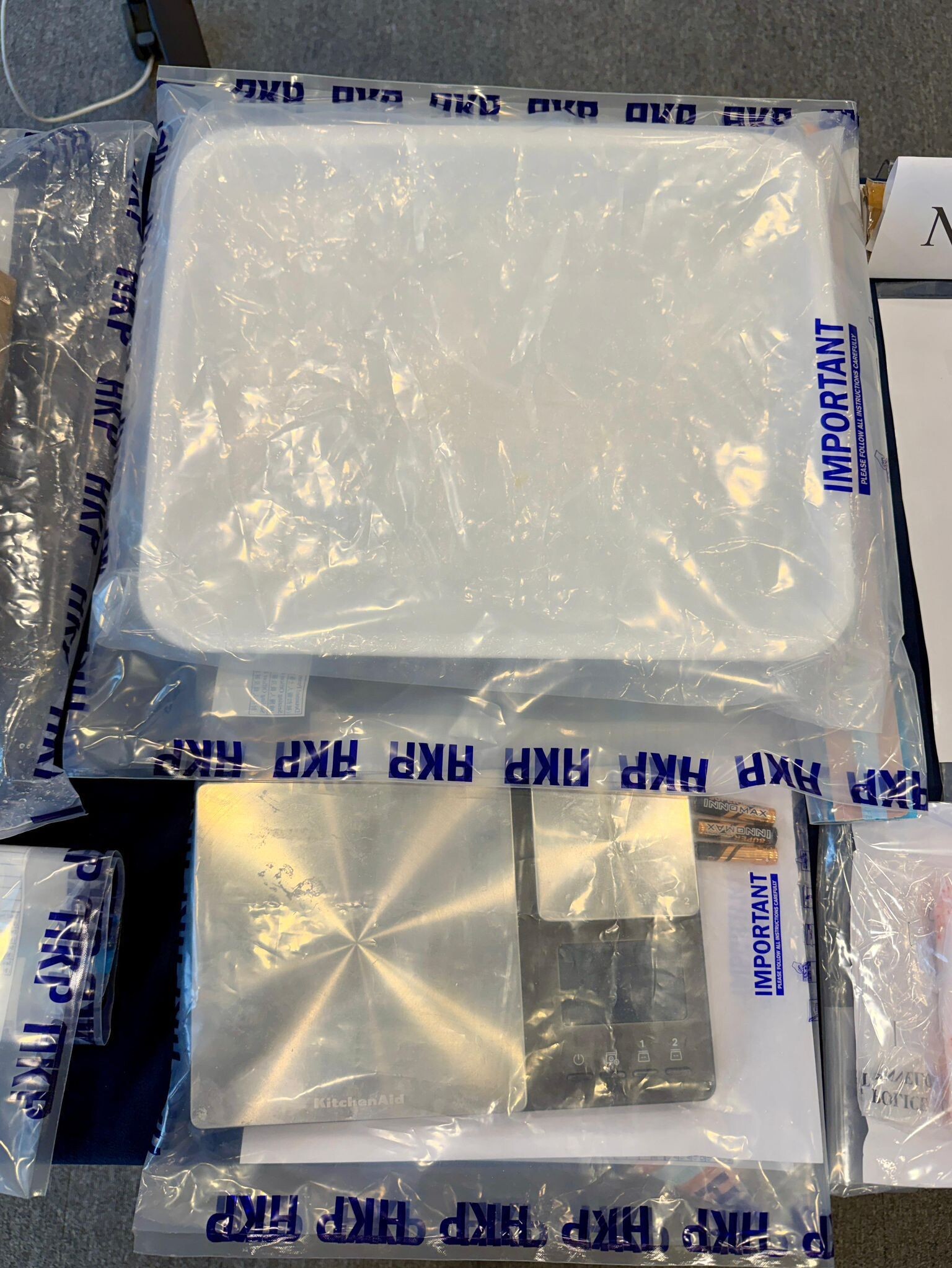 警方突擊搜查一個位於紅磡區內酒店房間的毒品儲存倉。