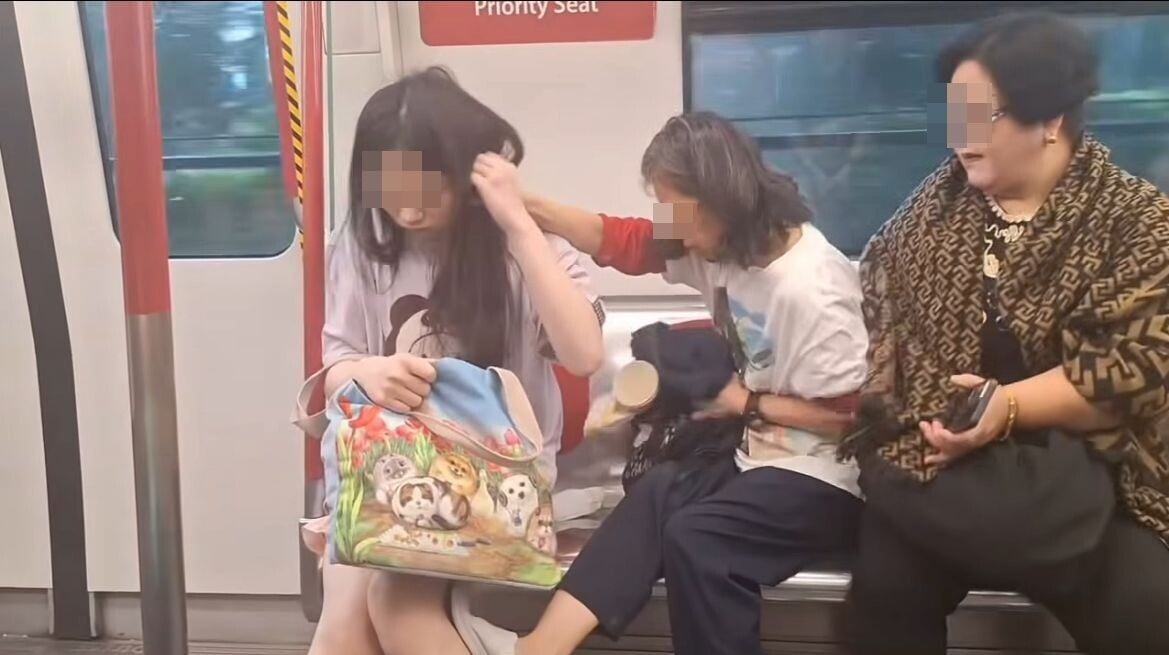 婦人狂扯少女的頭髮。(Threads)