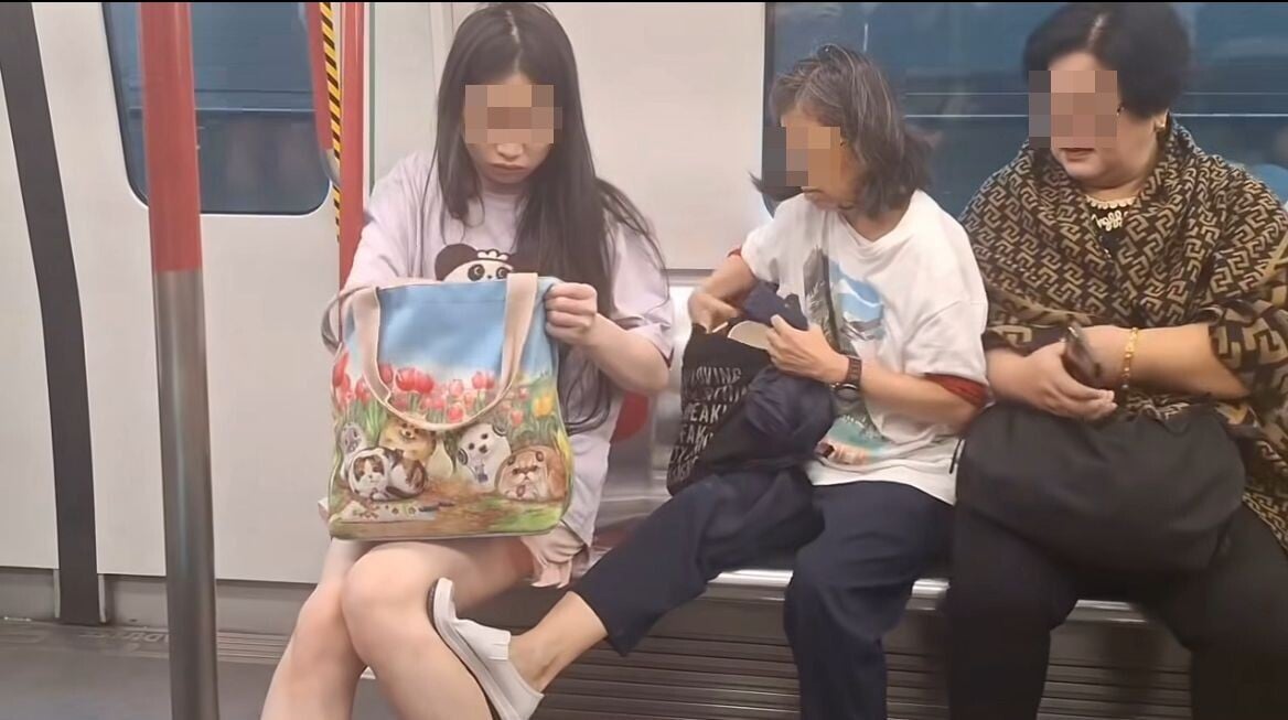 婦人狂扯少女的頭髮。(Threads)