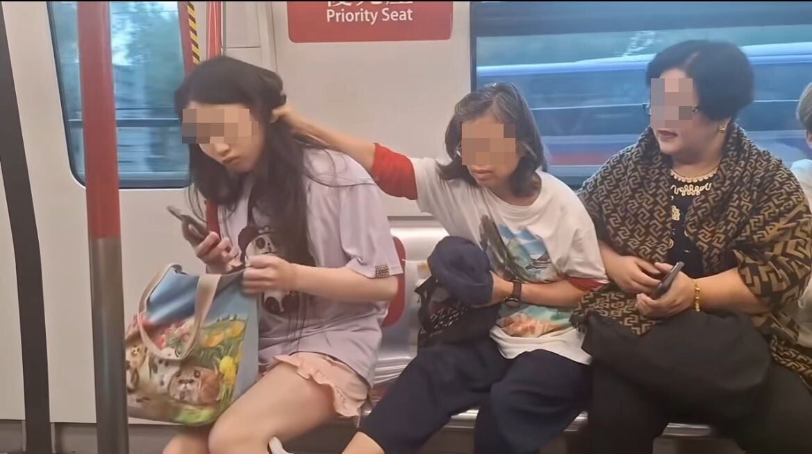 婦人狂扯少女的頭髮。(Threads)