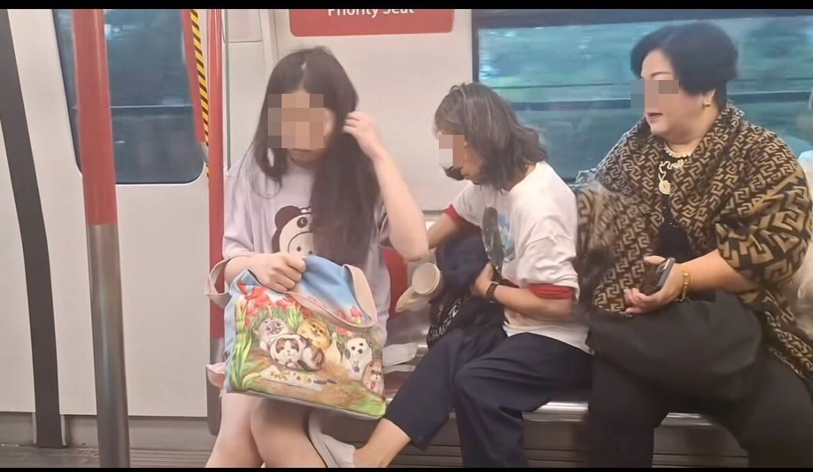 婦人狂扯少女的頭髮。(Threads)