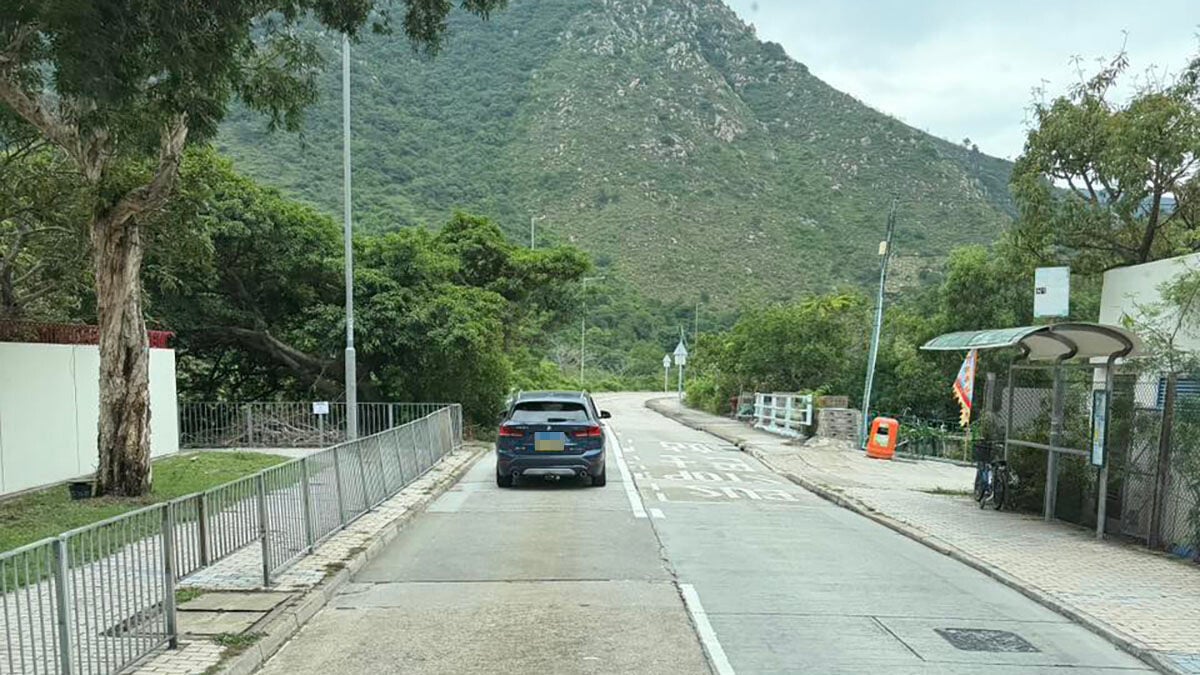 有市民在大澳發現涉事內地私家車。(網民Dicky Lai＠FB群組「香港交通及突發事故報料區」)