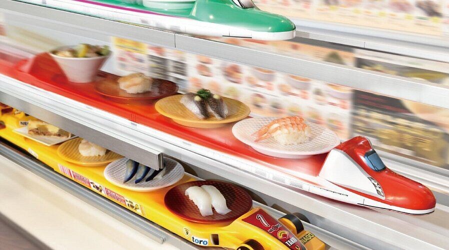 Ca魚べい以創新的點餐系統見稱,顧客透過觸控螢幕下單後,壽司會經由高速專用輸送軌道直送座位,完全跳出傳統迴轉壽司模式。ption