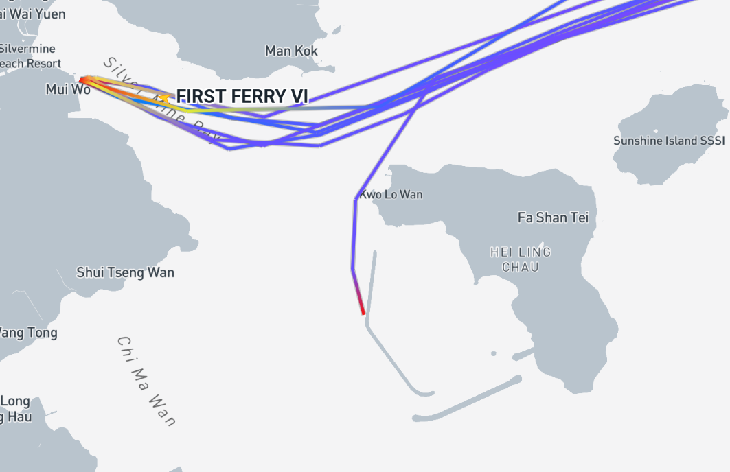 網上軌跡紀錄,該船擱淺前疑偏離正常航道向南行駛。(MarineTraffic截圖)