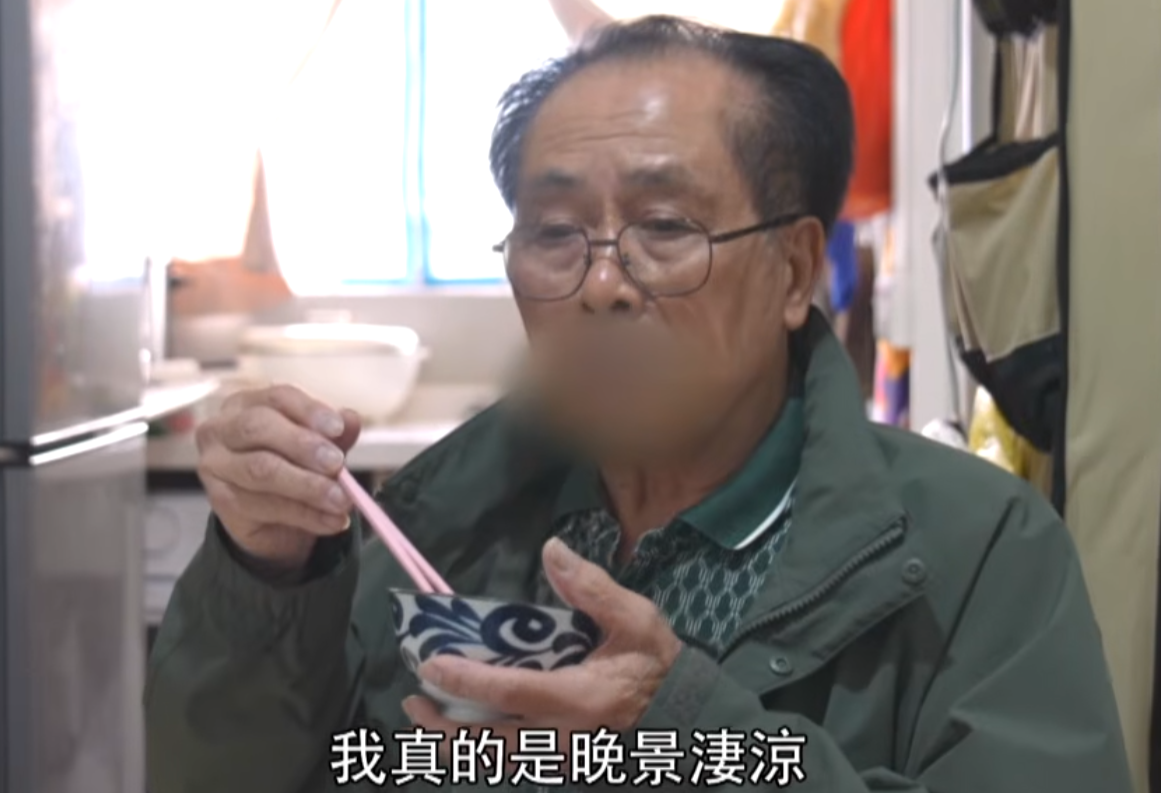 80歲獨居老翁陳伯指遇上「何太2.0」,被騙走超過10萬龍鳳鈪、金飾,連積蓄都被轉走逾23萬(《東張西望》)