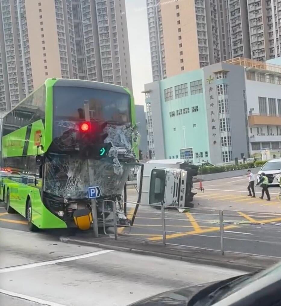 巴士撞到交通燈,擋風玻璃碎裂,左邊車頭損毀嚴重,碎片散落地面。(FB/方國珊)
