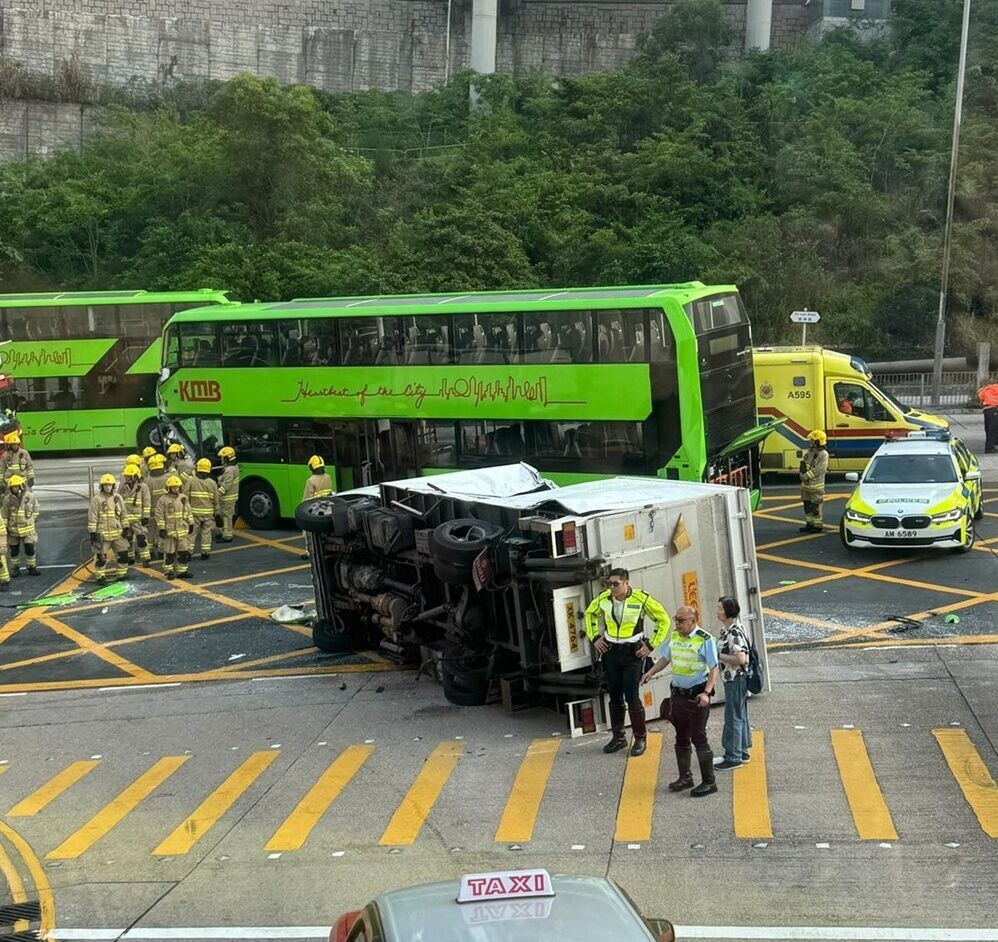 貨車翻側橫亙路中,左邊車身明顯凹陷。(FB/香港公共交通智庫)