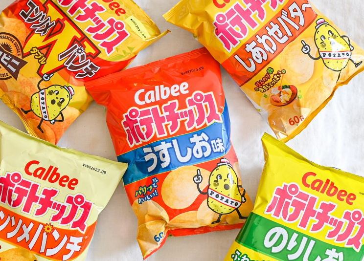 卡樂B通知供應商由於中東局勢持續緊張,導致印刷油墨和其他原材料的採購不穩定,本月25日起,逐步將主要薯片產品的包裝改為黑白配色。(網上圖片)
