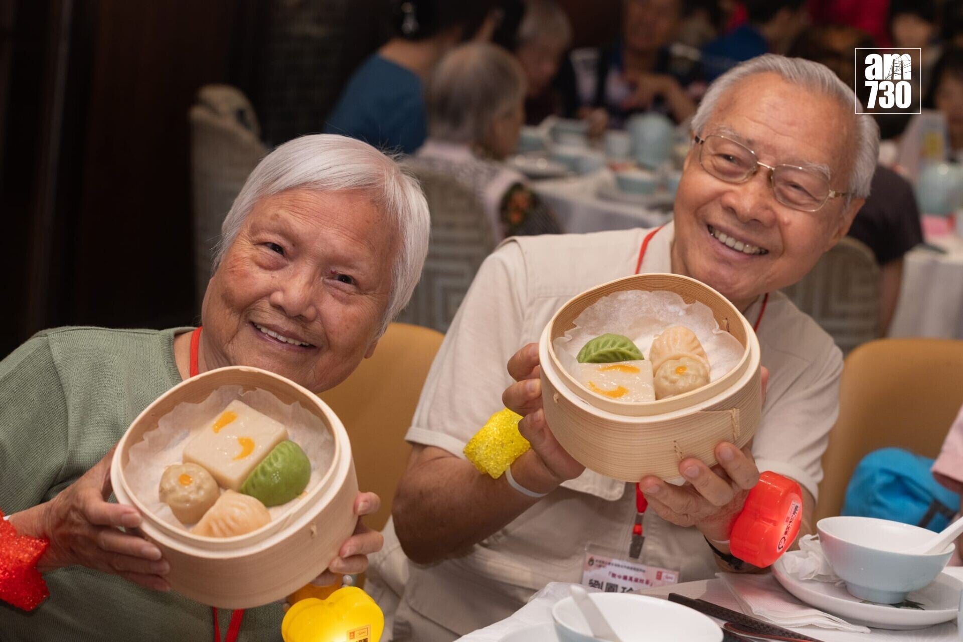 長者試食美心新推出的盆菜及壽桃包軟餐。(蘇文傑攝)