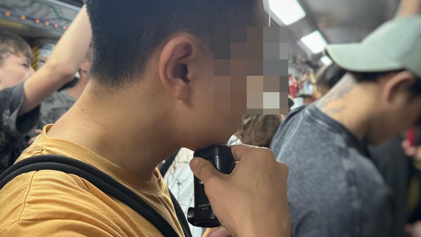 一男子於港鐵車廂內剃鬚，惹來附近乘客大為不滿，拍下其照片於社交平台公審。(Threads)