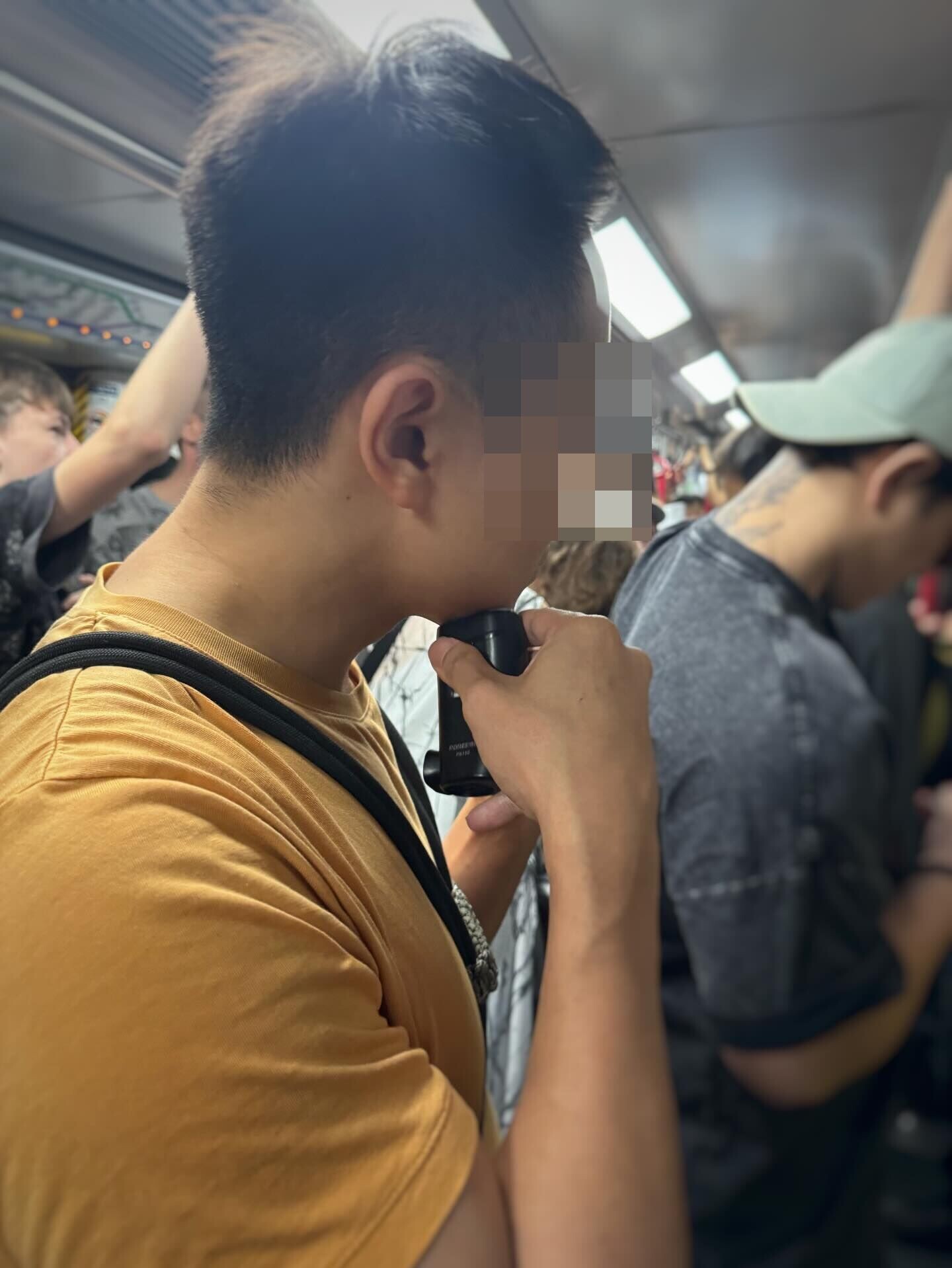 一男子於港鐵車廂內剃鬚,惹來附近乘客大為不滿,拍下其照片於社交平台公審。(Threads)