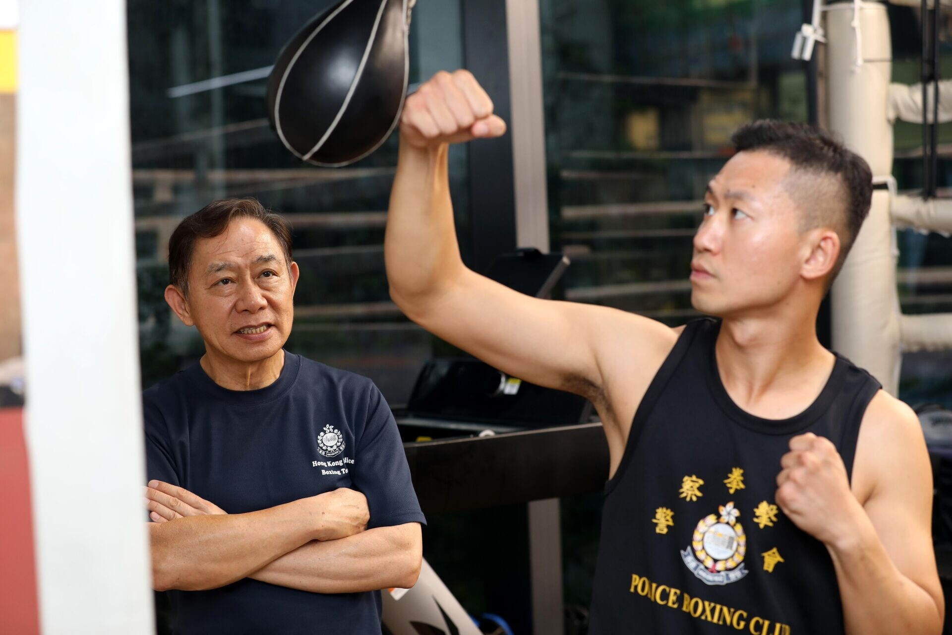 吳家豪(右)認為兒時參與拳擊班的經歷練就了他的意志。(《警聲》提供)