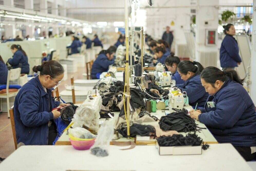許昌約有30萬居民從事假髮相關工作,即每15人中,就有1人。當地生產3,000多種髮製品,外銷到全球120多個國家和地區。隨着電商平台的助力,假髮製品的銷售更火熱,平均每2秒就有一頂許昌假髮交易。(圖片來源:視覺中國)