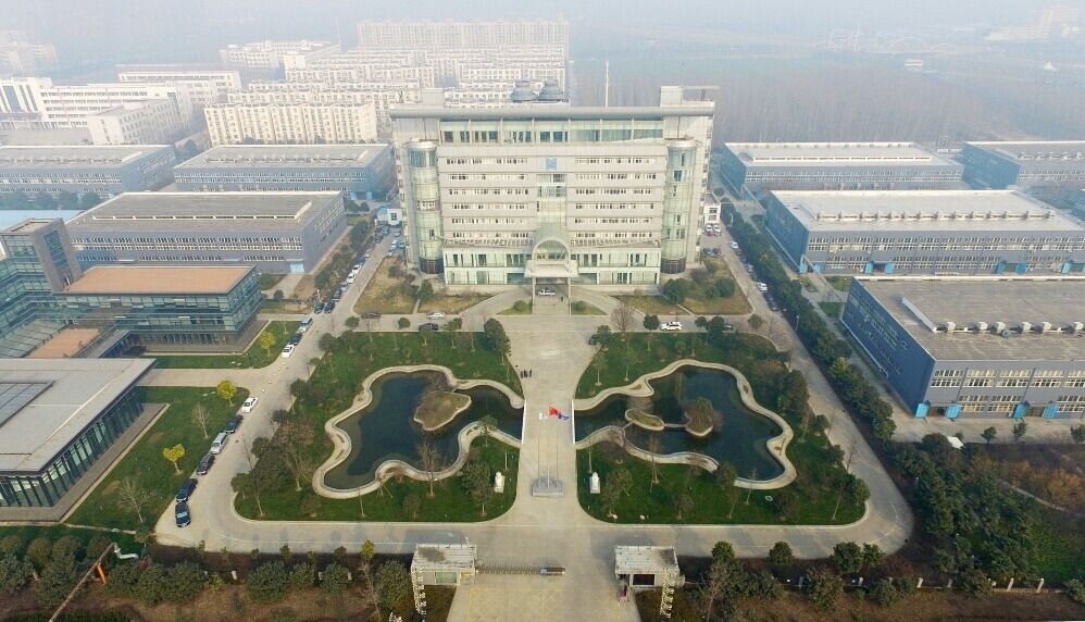 河南瑞貝卡發製品股份有限公司是許昌以至全球的假髮行業龍頭企業。前身為1990年創立的許昌縣發製品總廠,2003年在上海證券交易所上市,是中國髮製品行業的首家上市公司。(圖片來源:視覺中國)