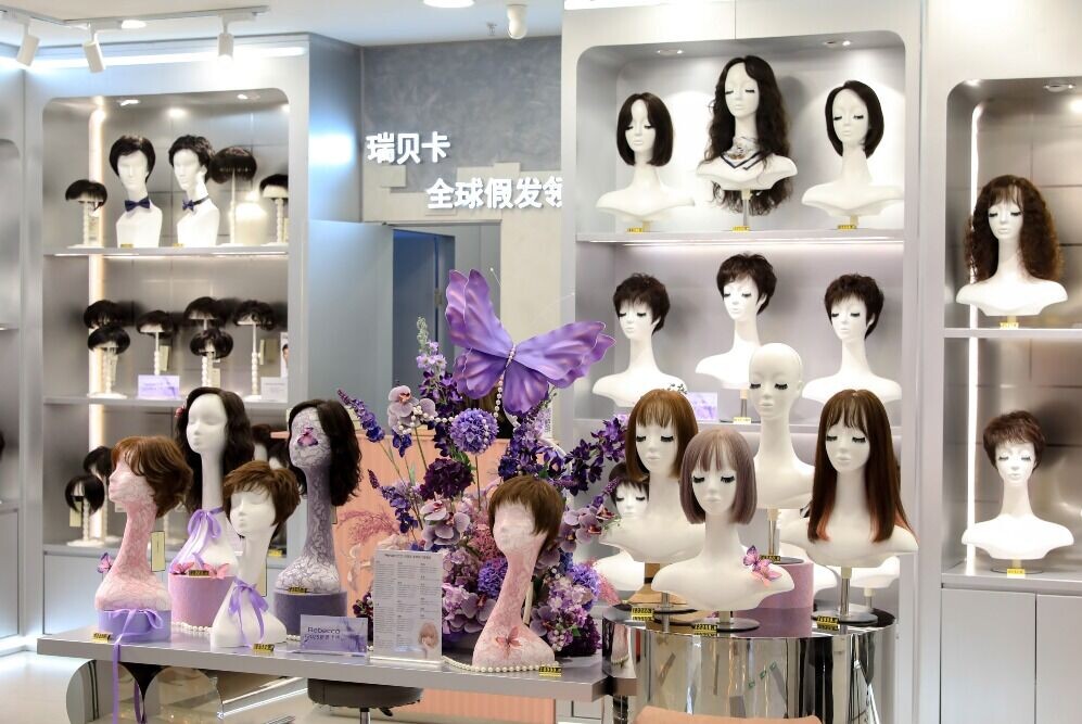 瑞貝卡擁有多個知名假髮品牌,產品包括真人假髮、化纖假髮等。它推動了河南許昌假髮產業集群的崛起,使許昌成為全球重要的假髮生產基地。(圖片來源:視覺中國)